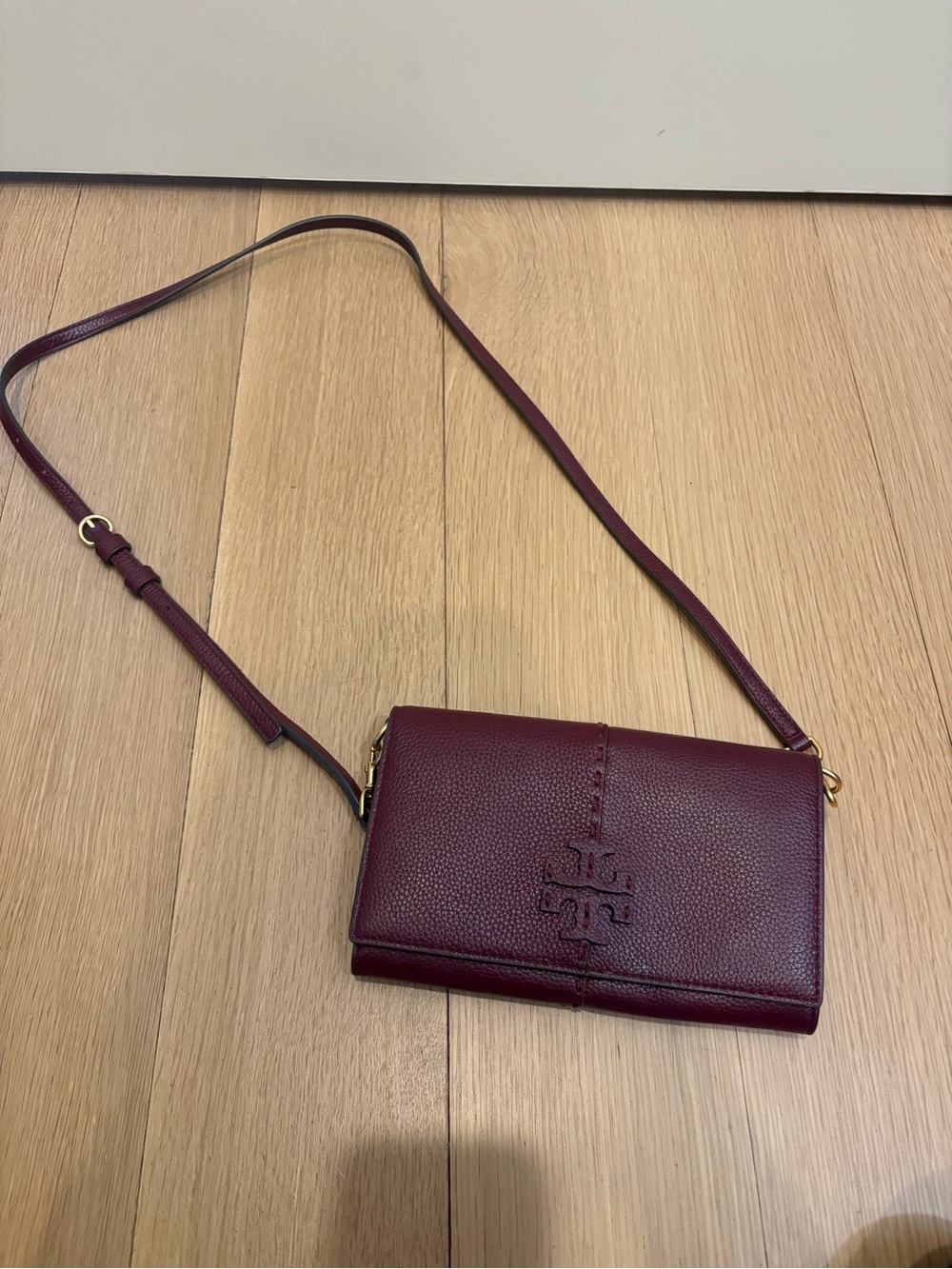 Tory Burch Classic Pebbled Crossbody Wallet - Burgundy